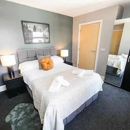 Spacious 2 Bedroom Penthouse *