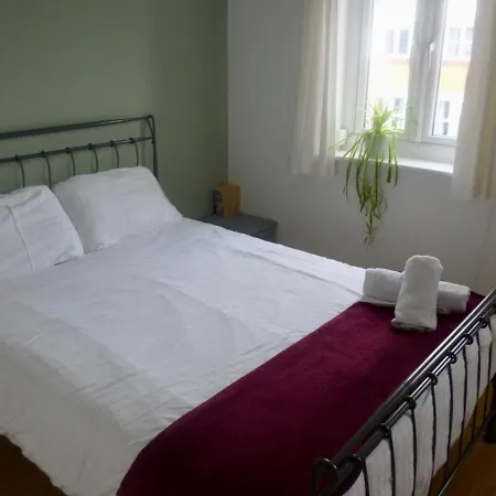 2 Bedroom House With Garden Holiday home Manchester