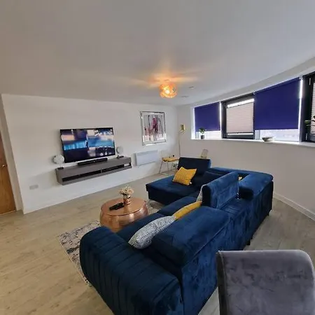 Luxury 2 Bed, 2 Bath - The Quays *