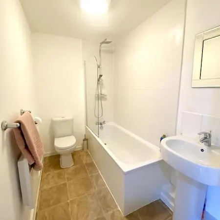 Fresh 2 Bedroom Flat Close To Center Camp Street شقة *