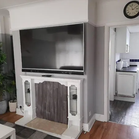 Bright 4-bed House 15 Min To Centre