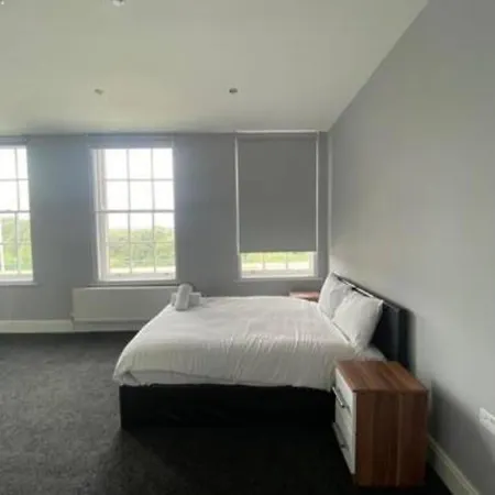 Extra Large 6 Bed 7 Bath Townhouse In Holiday home Manchester