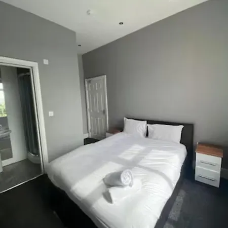 Extra Large 6 Bed 7 Bath Townhouse In Manchester