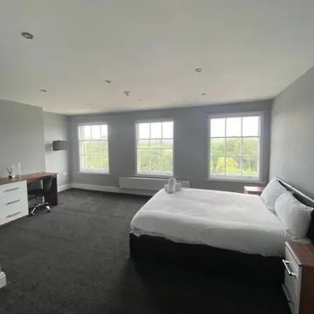 Extra Large 6 Bed 7 Bath Townhouse In * Manchester