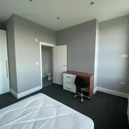 Extra Large 6 Bed 7 Bath Townhouse In