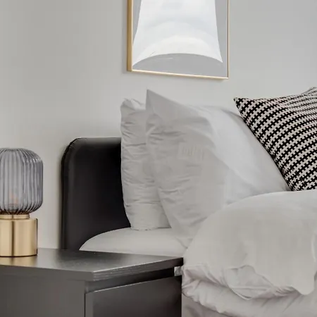 Modern 2 Bedroom Media City