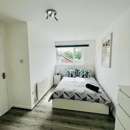 Allenby Walk Private In A 4 Bed Shared House مانشستر