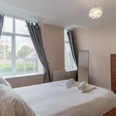 Bright 1 Bed Flat - Sleeps 3 *