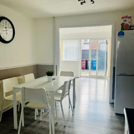 Проживание в семье Allenby Walk Private In A 4 Bed Shared House *
