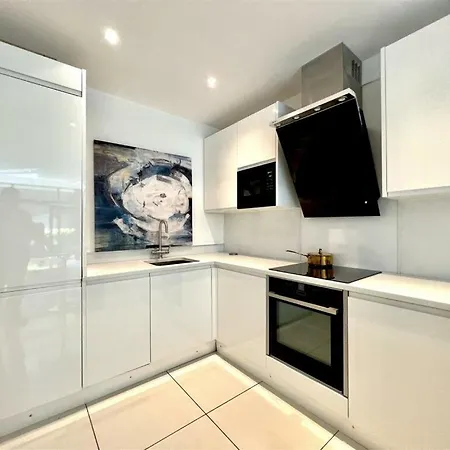 8 Woodsend, 135a Barlow Moor Road, Didsbury, M20 2pw Apartment *