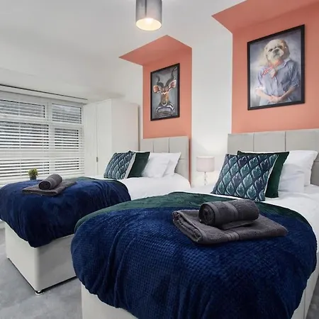 Exquisite 3 Bed House With Parking *
