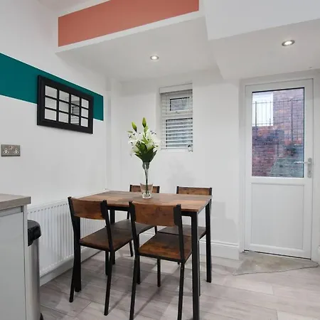 דירה Exquisite 3 Bed House With Parking מנצ'סטר