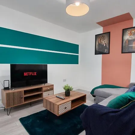 Exquisite 3 Bed House With Parking *