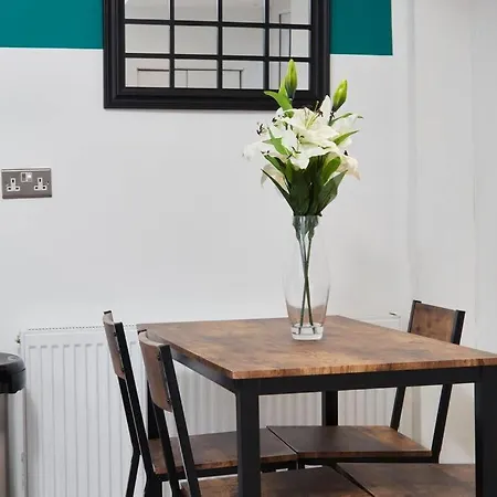 Exquisite 3 Bed House With Parking * מנצ'סטר
