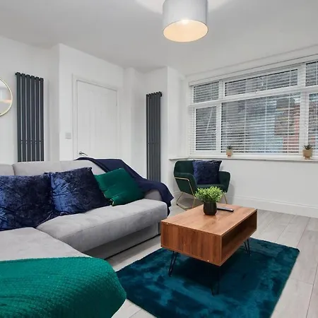 Exquisite 3 Bed House With Parking *