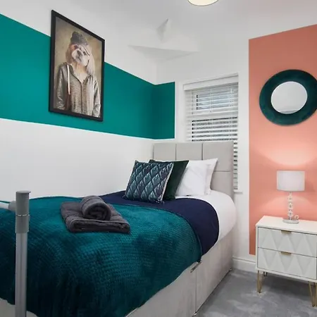 Exquisite 3 Bed House With Parking
