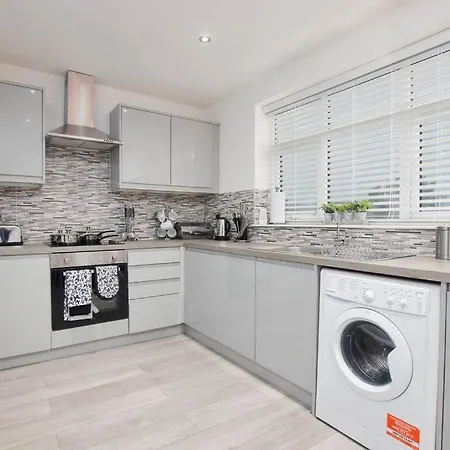 Exquisite 3 Bed House With Parking דירה מנצ'סטר