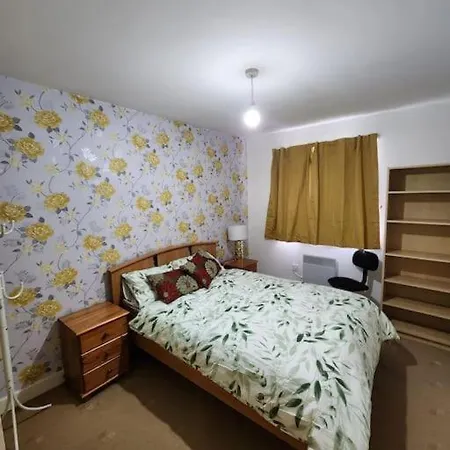 Проживание в семье Double Bedroom With Private Bathroom And Parking *