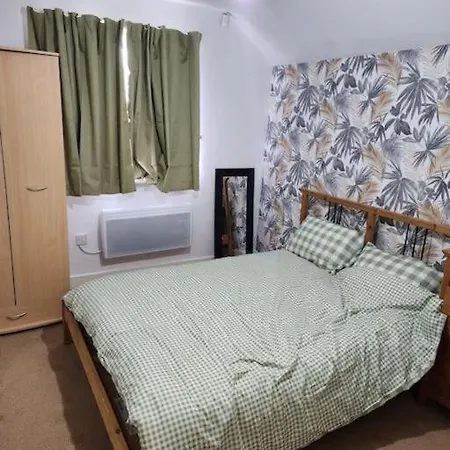 Проживание в семье Double Bedroom With Private Bathroom And Parking Манчестер