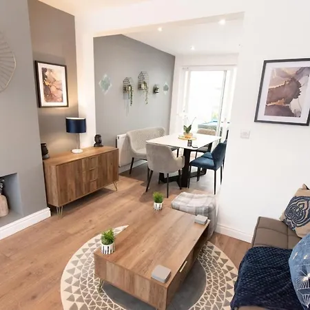 Audenshaw 3-Bedroom House With Private Parking *