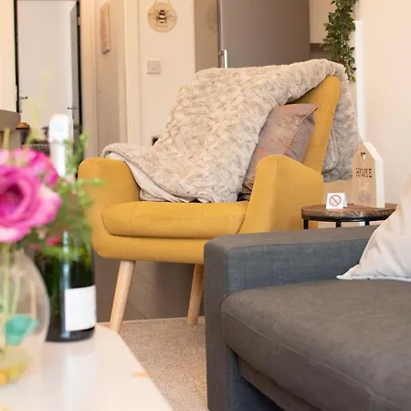 Ideal In Thorncliffe * Salford (Greater Manchester)