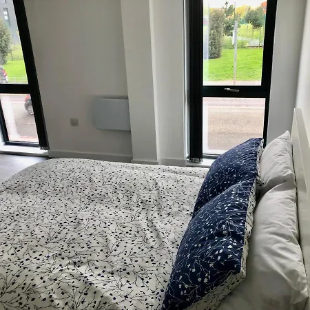 Modern House בית הארחה *