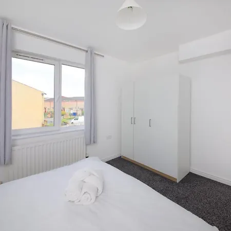 Guestready - A White Sensation In Ardwick *