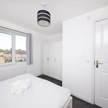 Guestready - A White Sensation In Ardwick Nyaraló *