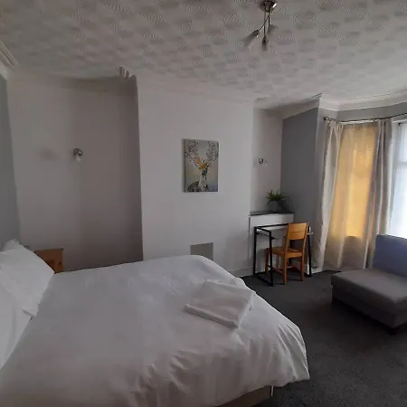 Stylish 4 Bed House - 15 Min To Centre Vakantiehuis *