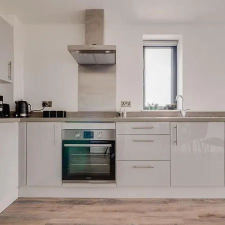 Modern 2 Bedroom Media City