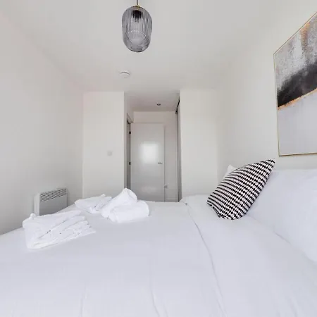 Modern 2 Bedroom Media City Apartment *