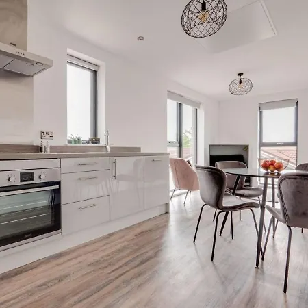 Modern 2 Bedroom Media City *