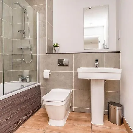 Modern 2 Bedroom Media City *
