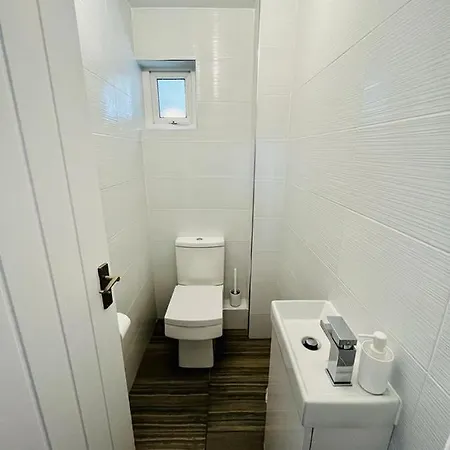 Allenby Walk Private In A 4 Bed Shared House * Манчестер