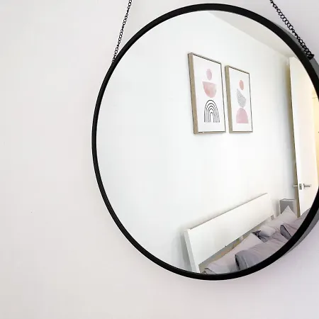 Discover The Ruby Your Ultimate From Free Parking In Perfect For Long Or Short Stays Relocations And Contractors Private Parking Free Wifi Near Centre アパート *