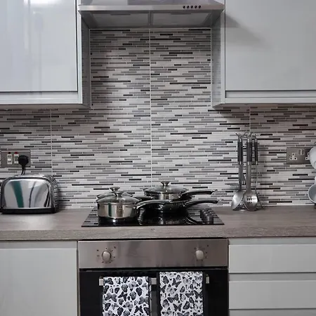 Exquisite 3 Bed House With Parking דירה מנצ'סטר