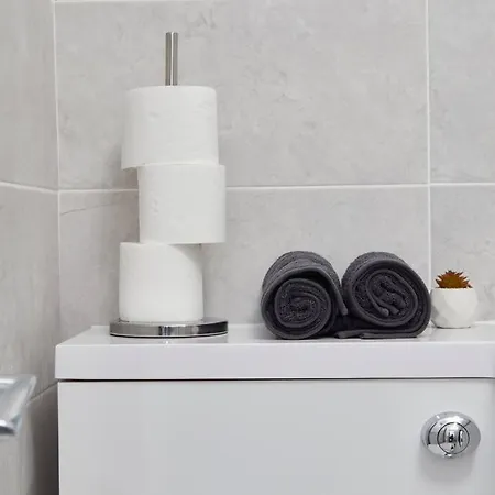 Exquisite 3 Bed House With Parking דירה *