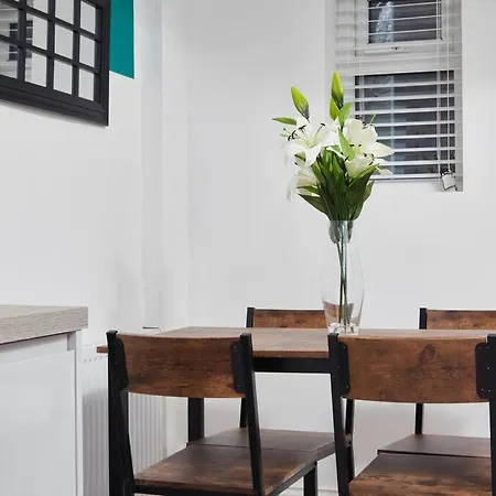 Exquisite 3 Bed House With Parking דירה