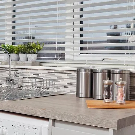 Exquisite 3 Bed House With Parking מנצ'סטר