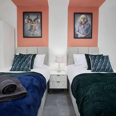 Exquisite 3 Bed House With Parking דירה