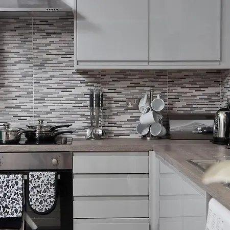 Exquisite 3 Bed House With Parking דירה *