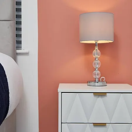 Exquisite 3 Bed House With Parking דירה