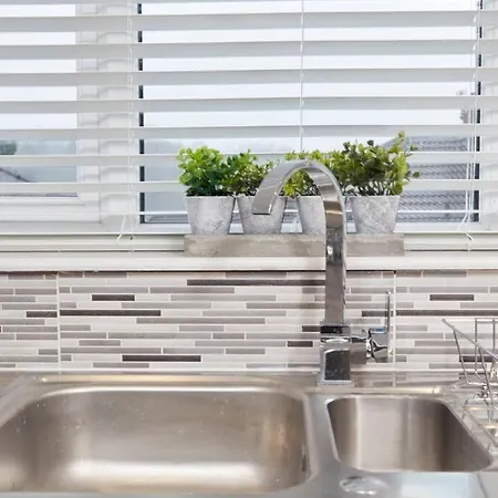 Exquisite 3 Bed House With Parking * מנצ'סטר