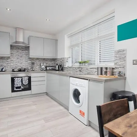 Exquisite 3 Bed House With Parking * מנצ'סטר