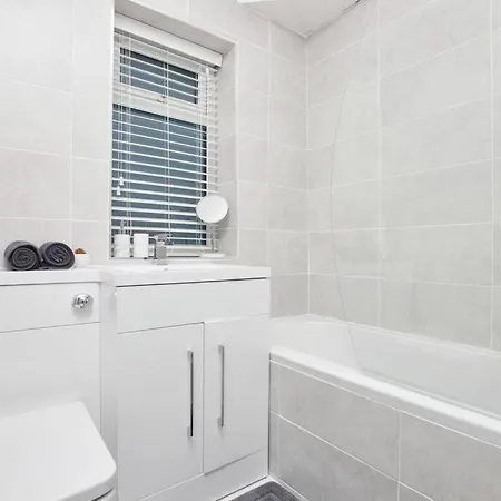 Exquisite 3 Bed House With Parking דירה מנצ'סטר