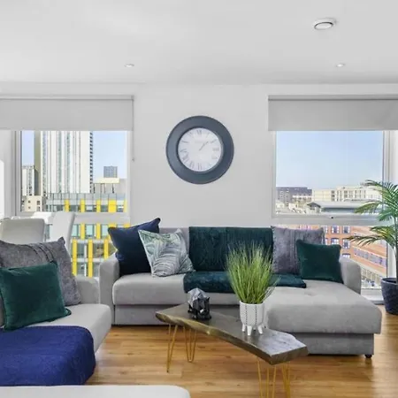 Stunning 3-bedroom Flat With Parking