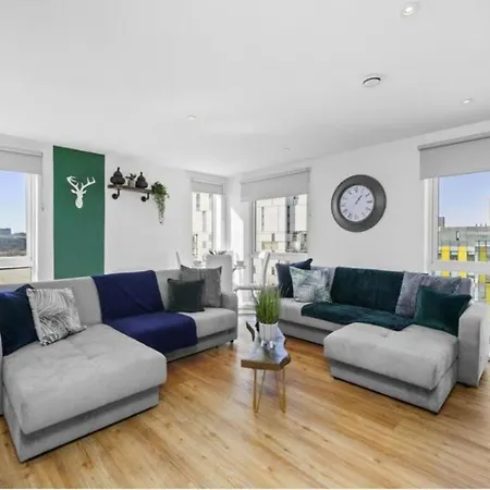Stunning 3-bedroom Flat With Parking 아파트 *
