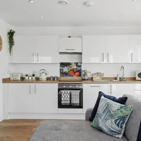 Stunning 3-bedroom Flat With Parking