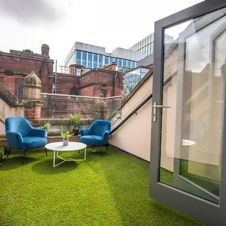 Townhouse With Roof Terrace *