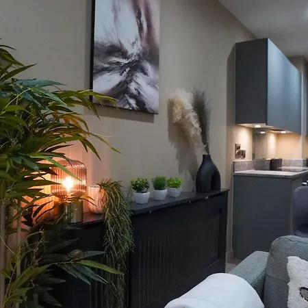 M1 Townhouse - Free Parking & Central Manchester Apartment *